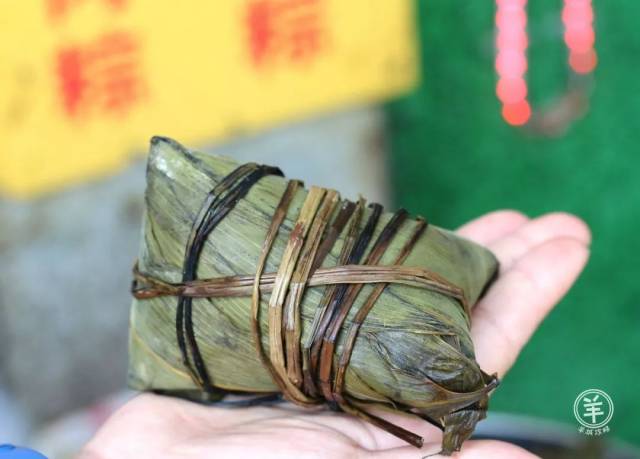 台山人做的"白粽"粉丝偏咸,味道馅料十分多样,有绿豆,花生,猪肉,常用猪杂咸蛋图片
