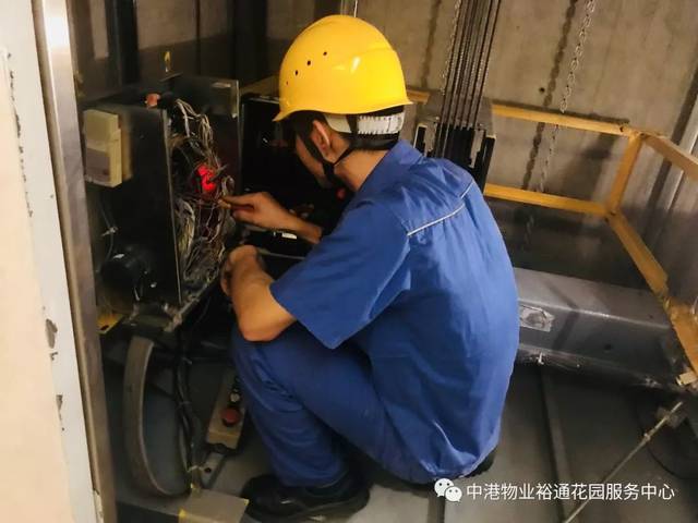 立即调出监控视频,一面电话安抚"乘客,一面通知维保方和相关人员