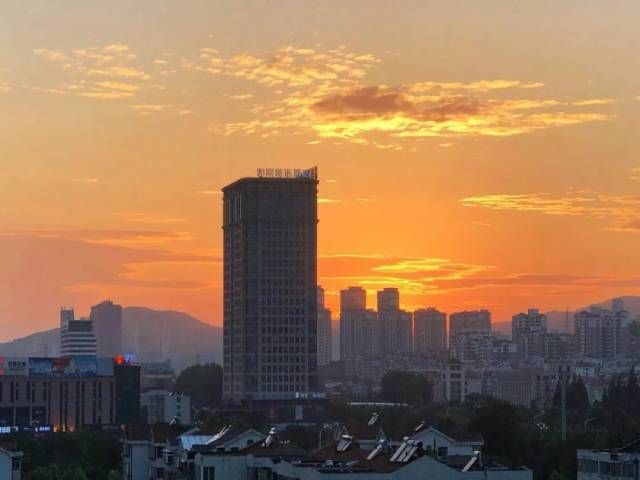 摄影:夜莺鱼洞到石滩镇的车是几点钟图片