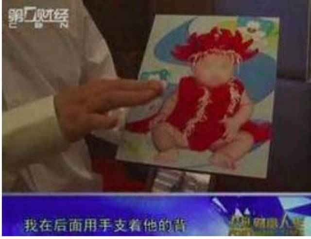 刘强东儿子曝光,长相惹争议,网友:难怪章泽天对他视如己出