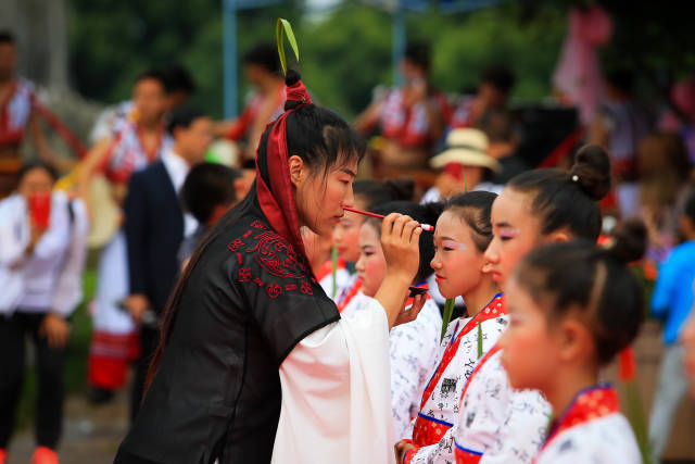 昆明石林举行端午祭祀屈原活动 包粽子比赛老外小孩齐上阵