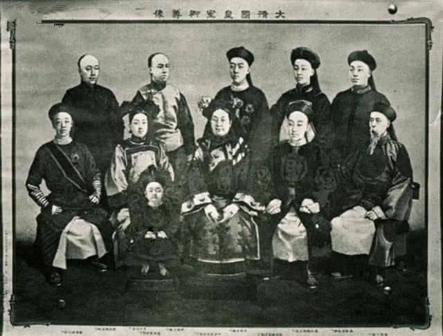 幼年的光绪皇帝和弟弟爱新觉罗·载沣(大清末帝溥仪的父亲),你能看出