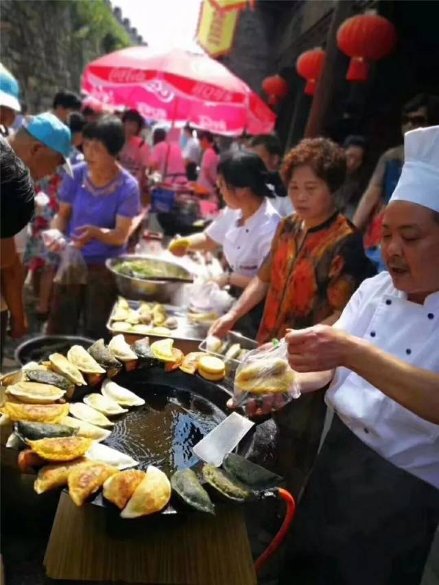 节目的灵感来源 "天下梅花两朵半,半朵在梅城"的说法, 旗袍是中国