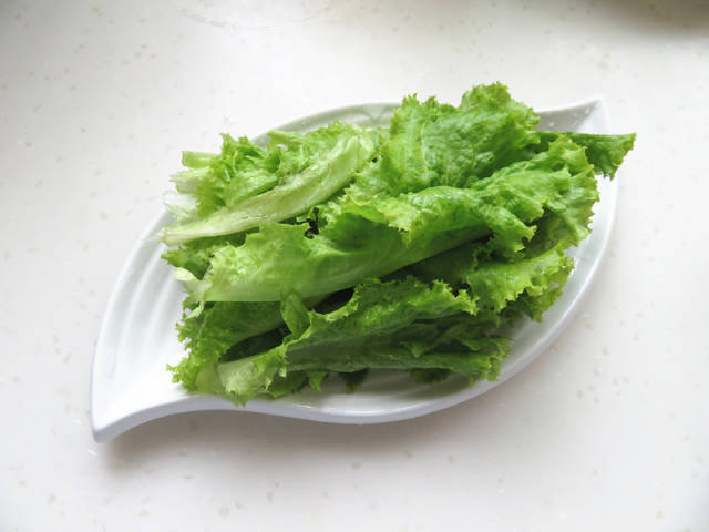6,将蒸好的生菜摆盘