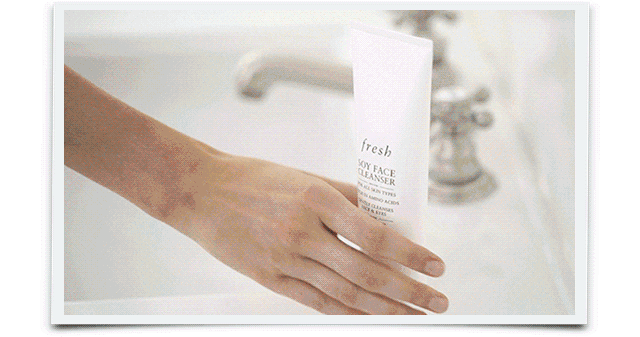 使用方法 用于卸妆: 保持手部,脸部干爽状态,将洁面凝露涂抹于肌肤