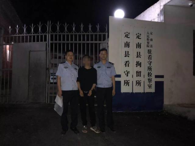 定南警方在鹅公菊花灯光音乐节抓获一名逃犯!