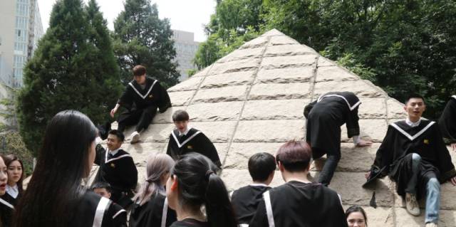 北京电影学院民风淳朴 大家更愿意徒手攀爬 "金字塔努力爬了,实在爬不