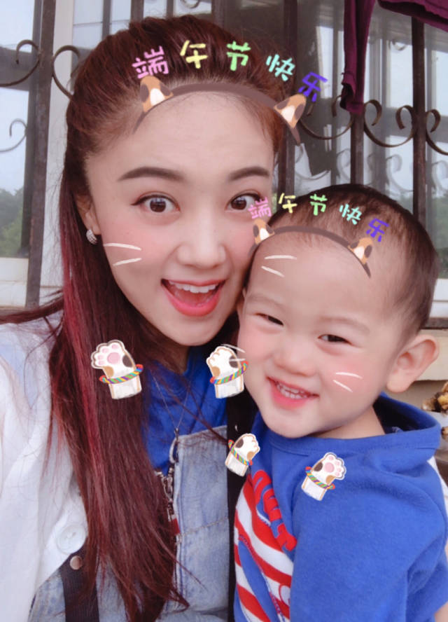 玖月奇迹小玮端午变"孩子王" 抢零食变粽子逗趣十足