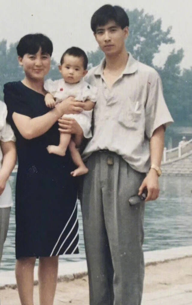 邢菲父亲节晒与爸爸的合照网友:基因真的太强