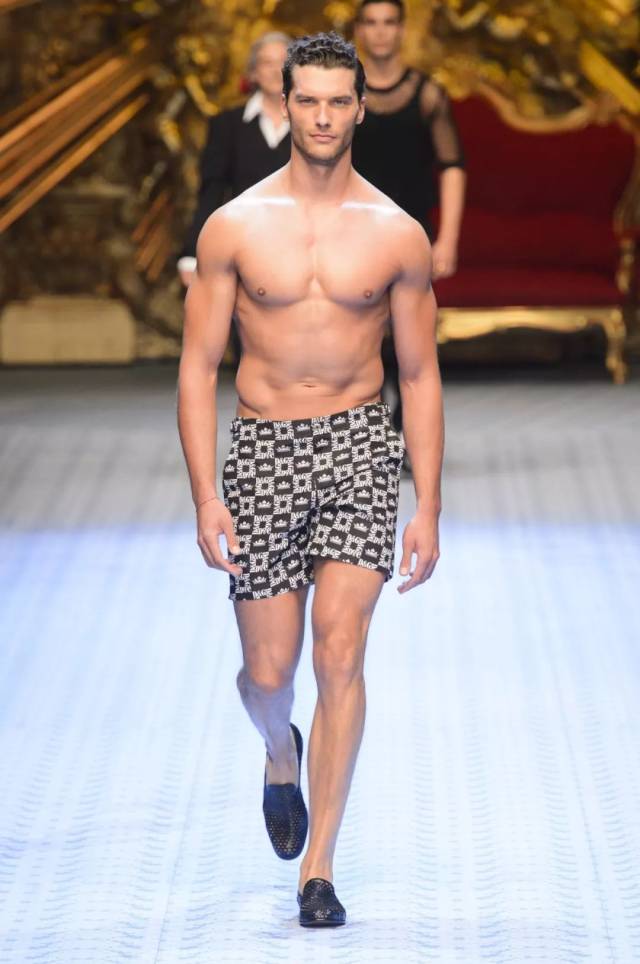Dolce & Gabbana 竟然秘密的办了一场男模内衣秀!