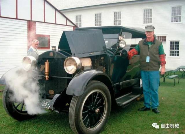 在蒸气车聚会中,一辆正在冒汽的stanley steamer斯坦利蒸汽车.