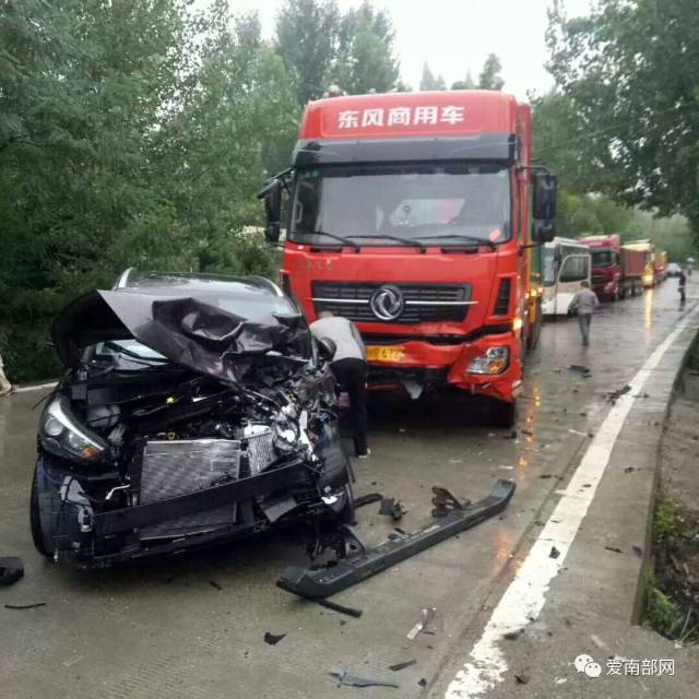 【悲剧】南部一货车直接将轿车撞飞数米远 结果.