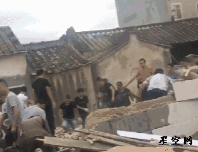 从视频中可以看到,大面积房子倒塌,现场一片废墟,数十人徒手搬砖救人