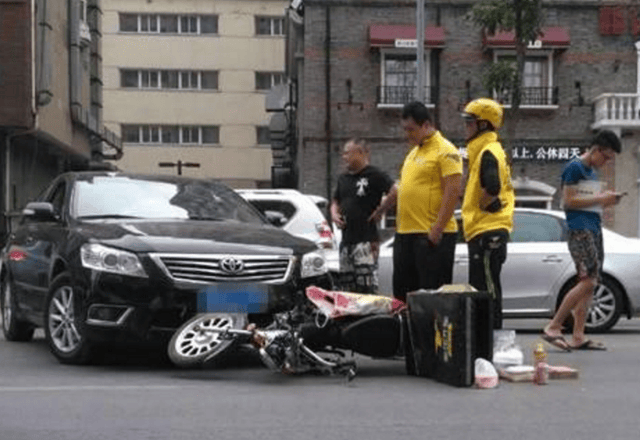 外卖小哥遇车祸迟送餐,顾客竟然这么说!