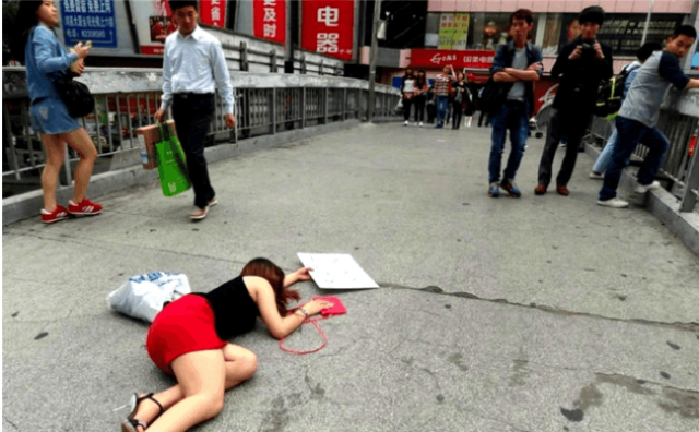 我的!体育老师:美女在街头晕倒,醒来后却突然想大叔表白视频