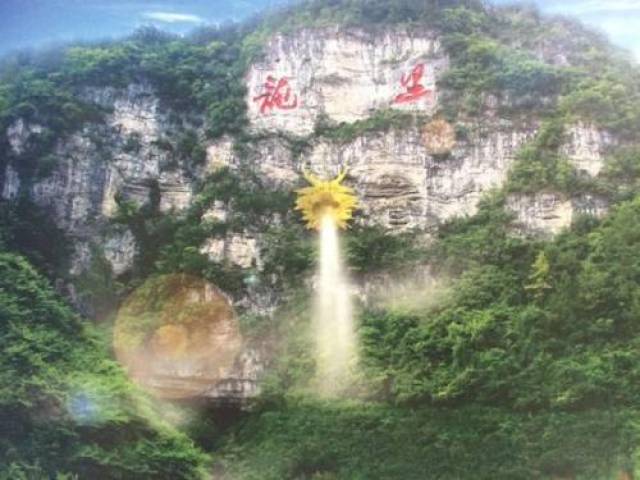 这个黄金龙头为普惠大地之龙,寓意给龙里人民带来吉祥,安康.
