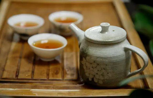 喝茶过程中,如果中途有新的朋友加入,那么就要重新泡茶,新泡好的茶要