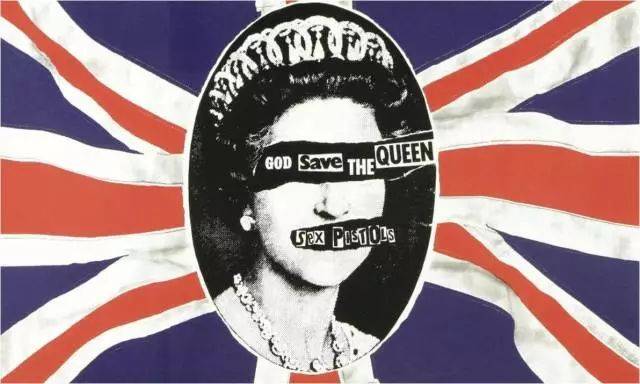 丨《天佑女王》的专辑封面,伊丽莎白的眼睛和嘴巴被撕开.