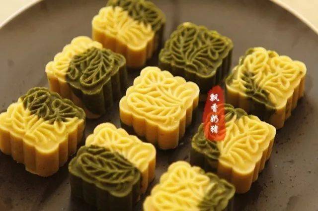 注意:模具里不用提前刷油,因为这个绿豆泥团里有黄油,是比较光滑不粘