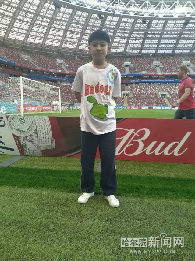 在看世界杯?德墨大战开场仪式护旗手有个冰城