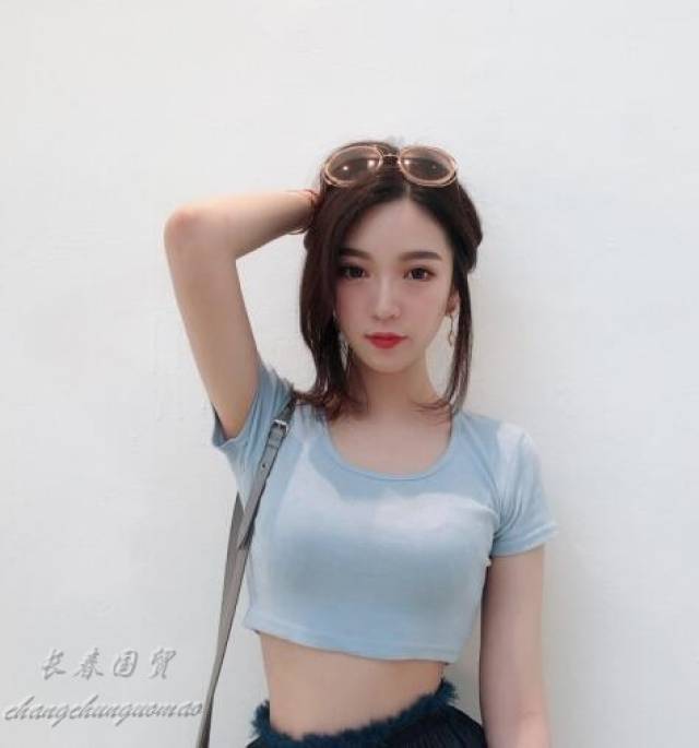 杭天琪23岁女儿近照 肤白貌美身材好