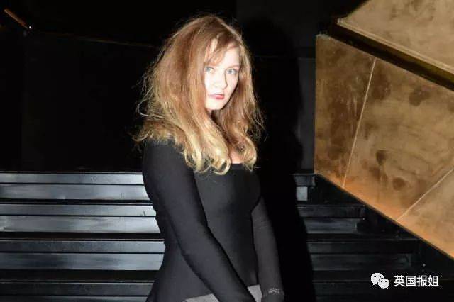 对于今年27岁的 anna delvey安娜·德尔薇来说,已经对这样的身份介绍