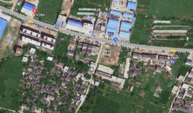 龙治民原来的住宅没有人住,全都长满了杂草.
