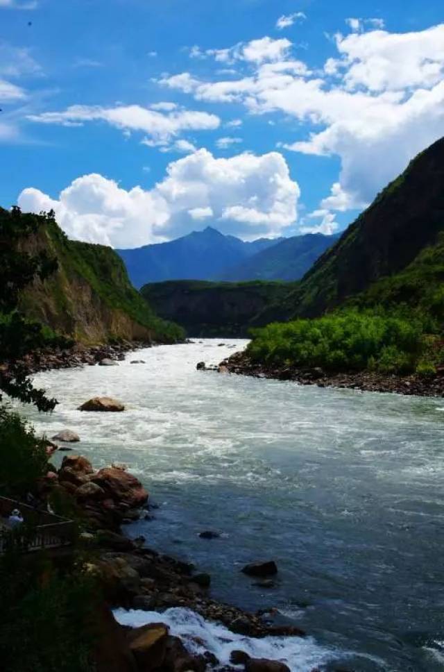 江水随着江岸的开合,时而汹涌澎湃,威猛跌岩,如武士,如烈马;时而又