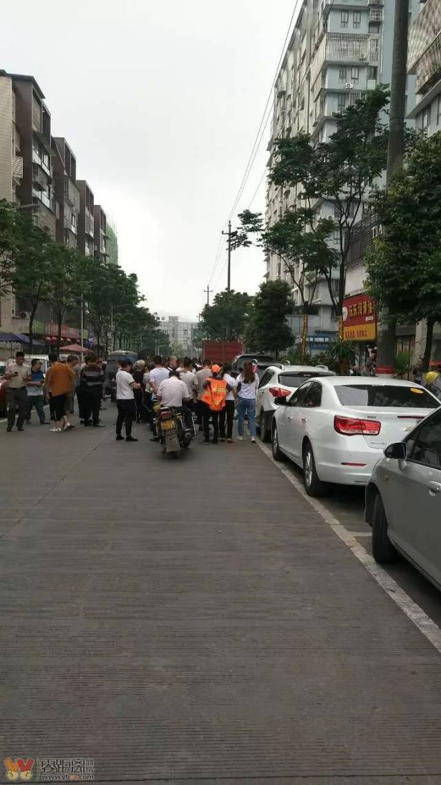 惨!今天宜宾发生5起车祸,2人当场死亡,一小车四脚朝天