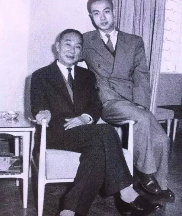 蔡正仁与俞振飞老师合影
