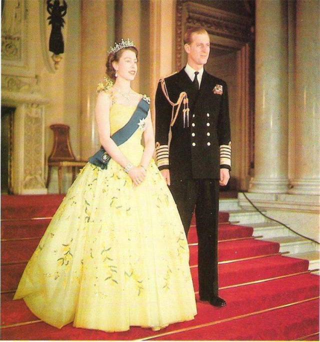 伊丽莎白二世和英国王室成员的合影,一组老照片见证玄机
