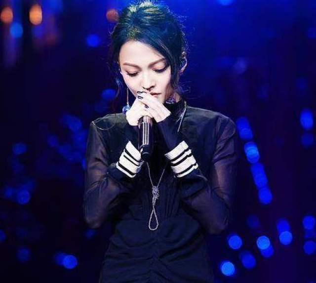 张韶涵《我是歌手》5套衣服:图5时尚妩媚,图2