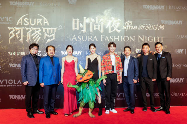 张艺上甜美亮相《阿修罗》发布会 不惧80米高