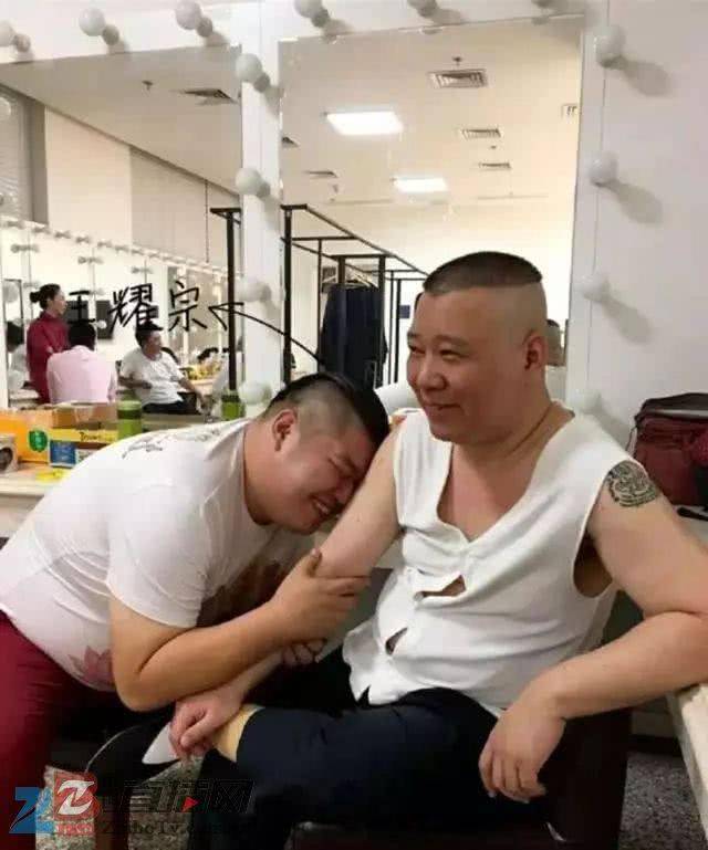 郭德纲自己在左胳膊上纹了一个佛像造型的刺符,下面有经文.