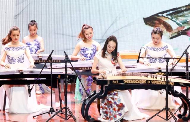 中国东方乐团青年古筝演奏家,国家二级演员刘雯竹《青竹翠柳丝路情》