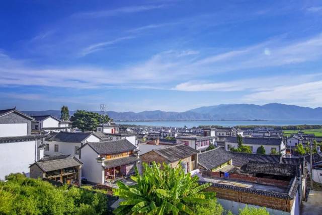 入住白族民居,在悠闲的院落里与当地居民一起享用白族家宴,喝茶聊天