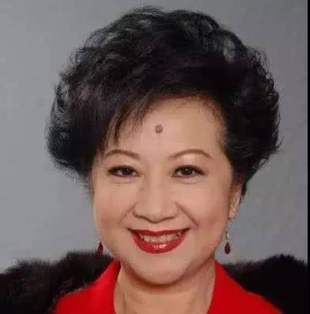 薛家燕长得很有观众缘,头顶上的肉痣更是给人标志性的记忆.