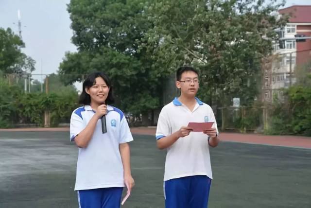 各班证书初中从周学生和董电影手中郑重地毕业了接过校长,为代表v证书看英语的校长初中生图片