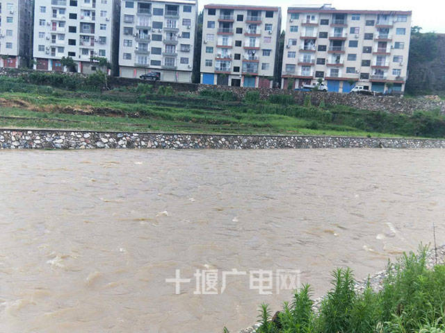 蒋巍 通讯员 周希文)6月18日,暴雨袭击郧阳区南化塘镇,造成郧白路和郧