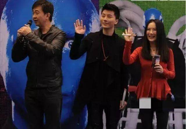 付笛生任静近照曝光!玻尿酸打太多脸太吓人,21岁儿子酷似林俊杰