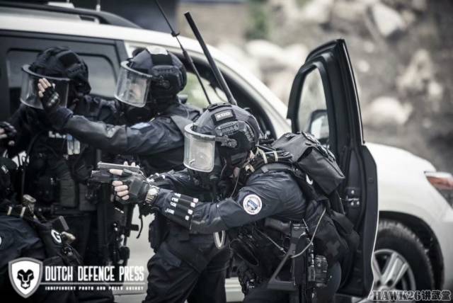 法国宪兵特勤队反恐训练照 神秘捷克自动步枪曝光