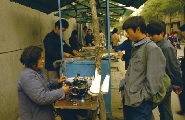 老照片:1984年的西安 学校门口坐着卖冰棍的大妈