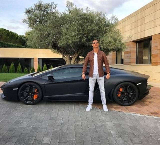 兰博基尼 aventador的合影之后,粉丝关注的重点却不在他身后的车上