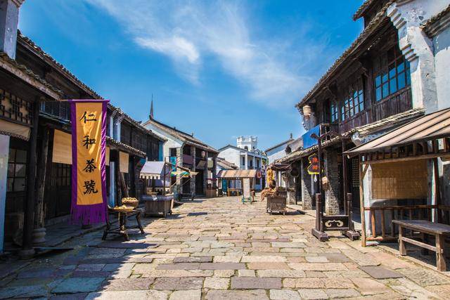 置身在200年前的广州街道,脚下是古老的青石板路面,两旁则是挑着各式