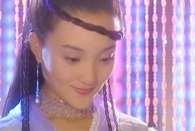 之前拍过不少现代和古装剧,李小璐在《绝代双骄》中饰演的紫嫣,造型