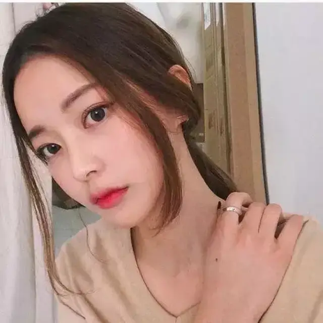 中分刘海的长度一定要与下巴平齐或者是稍微超过下巴, 千万不要短于