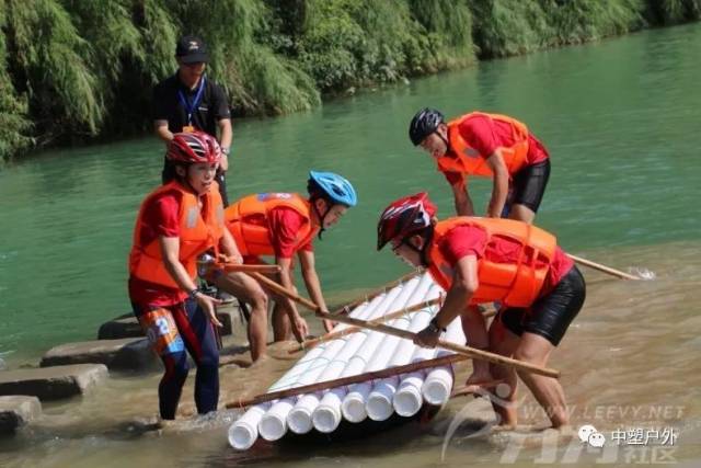 下午 1,闭营和降旗仪式; 2,搭乘自制竹筏离开荒野,横渡水域; 3,返回