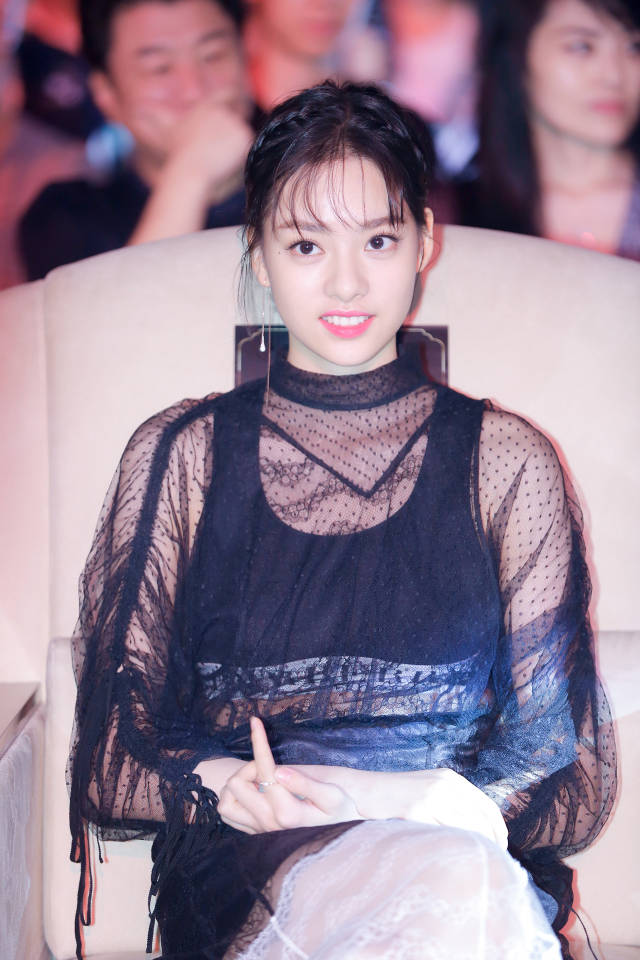 张艺上甜美亮相《阿修罗》发布会 不惧80米高