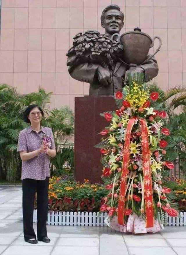 容国团夫人黄秀珍在容国团雕像前