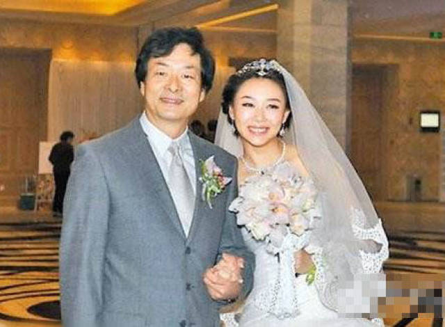 65岁濮存昕近照,与妻子相濡以沫40年,女儿是美女总裁!